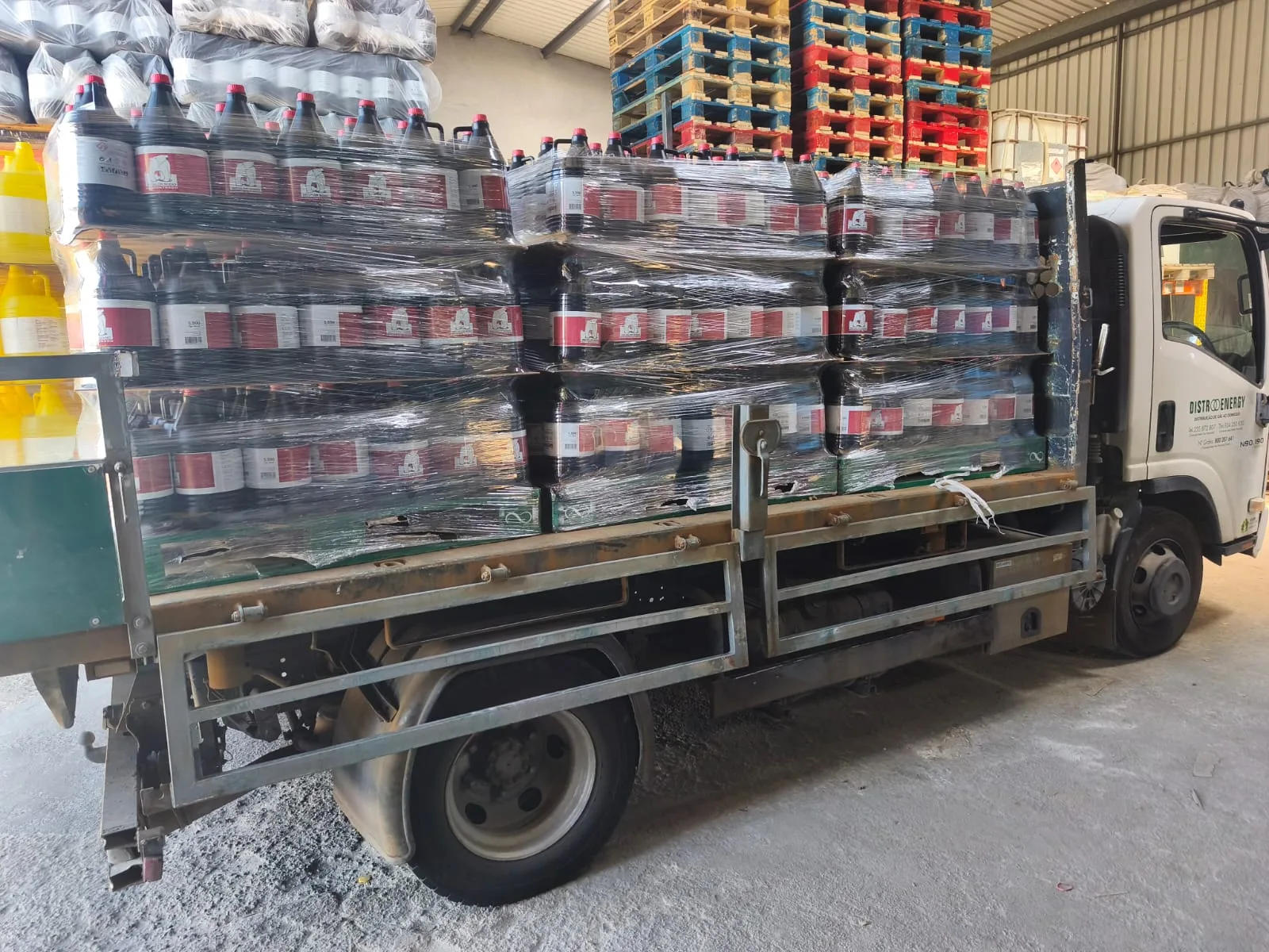 Carregamento de garrafões no armazém